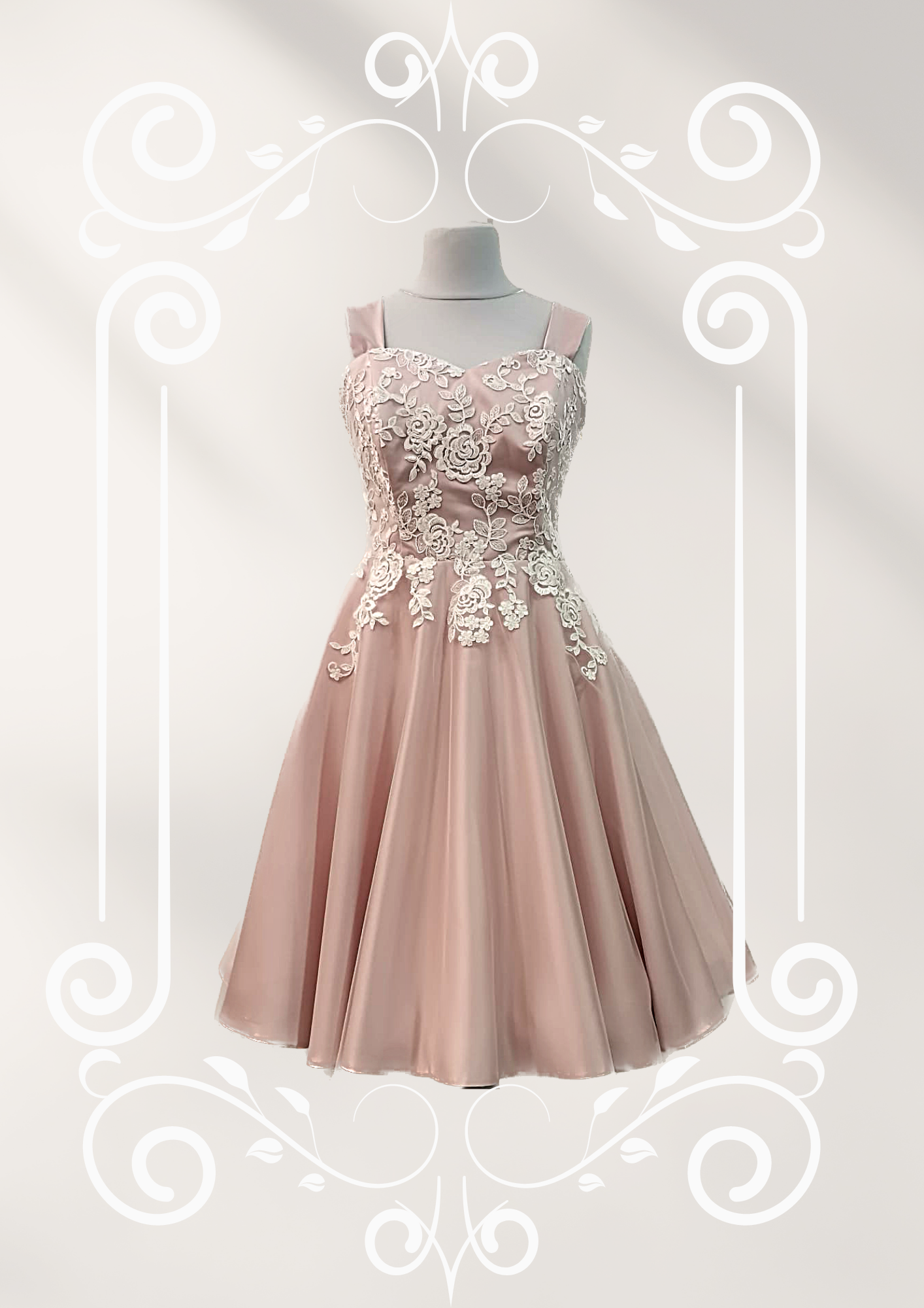 Ein rosa Kleid mit weißer Spitze ist auf einer Schaufensterpuppe