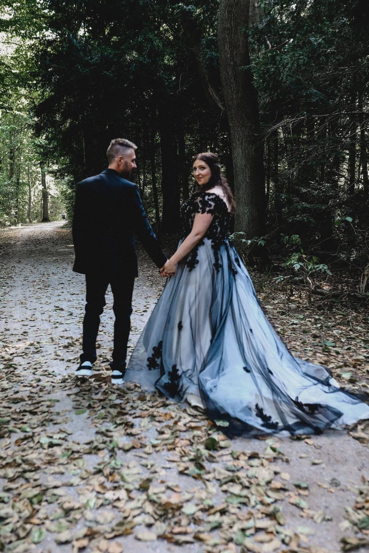 schwarzes Brautkleid von hinten