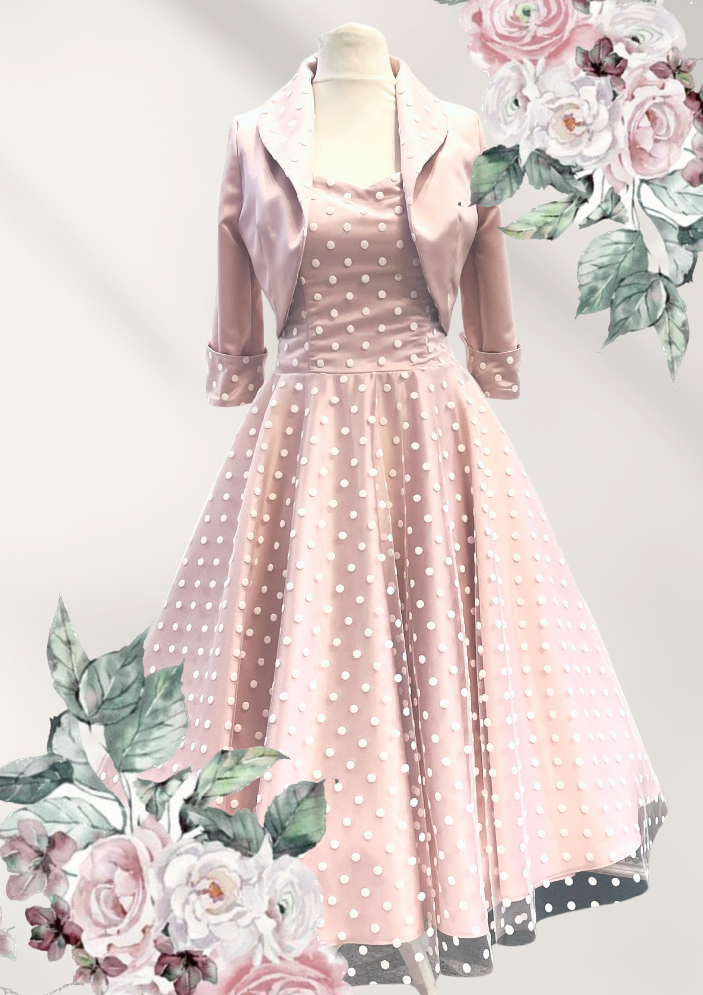 Ein rosa Kleid mit weißen Punkten und eine Jacke auf einer Schaufensterpuppe, umgeben von Blumen.