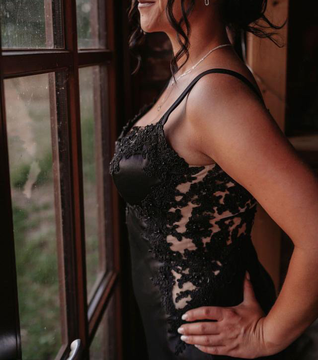 Braut trägt schwarzes Brautkleid