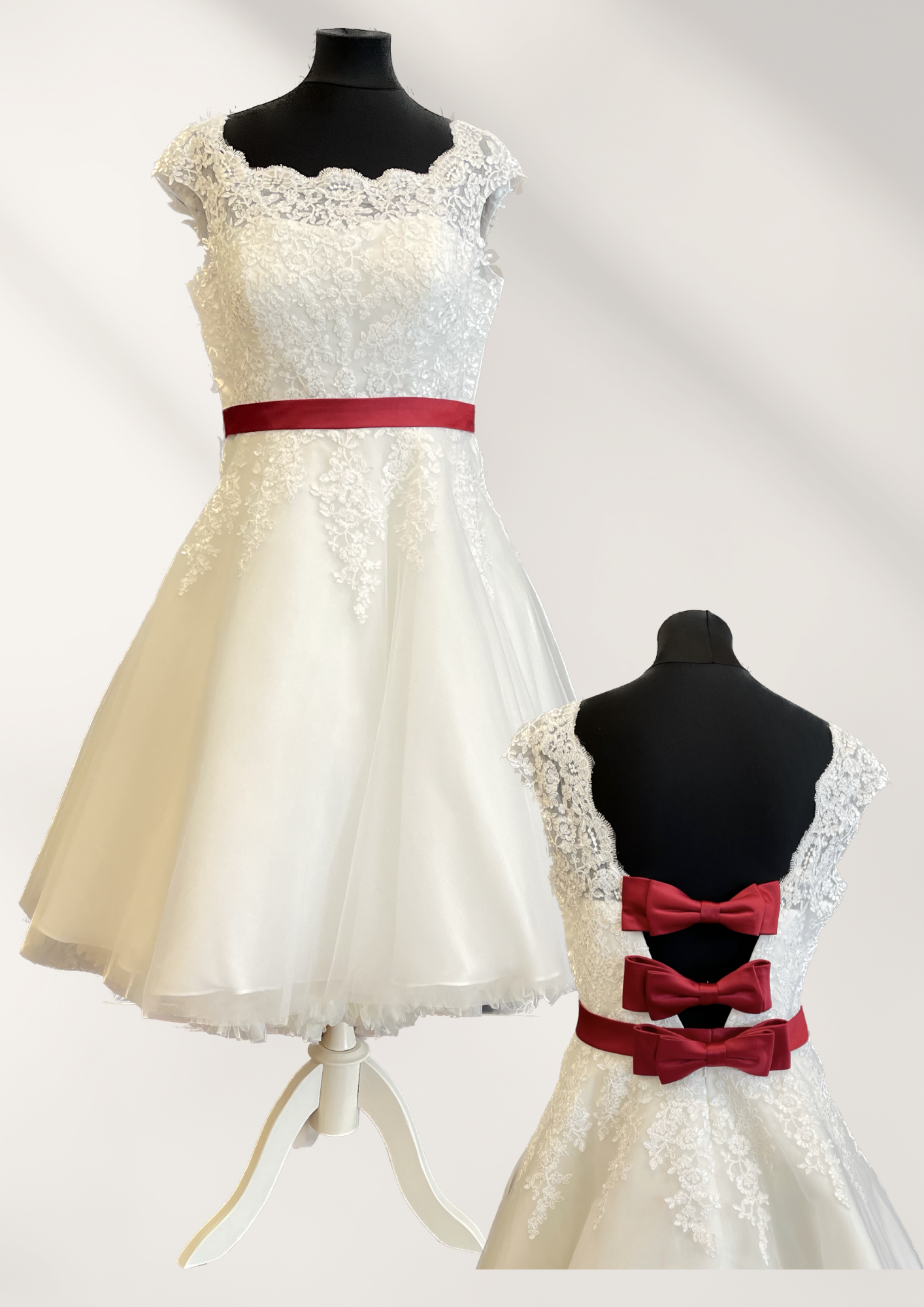 Auf einer Schaufensterpuppe hängt ein weißes Kleid mit roten Schleifen auf dem Rücken.