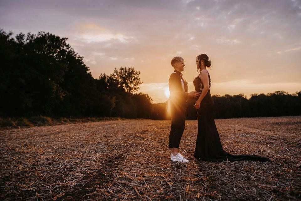 lesbisches Brautpaar in der Abendsonne mit schwarzem Brautkleid