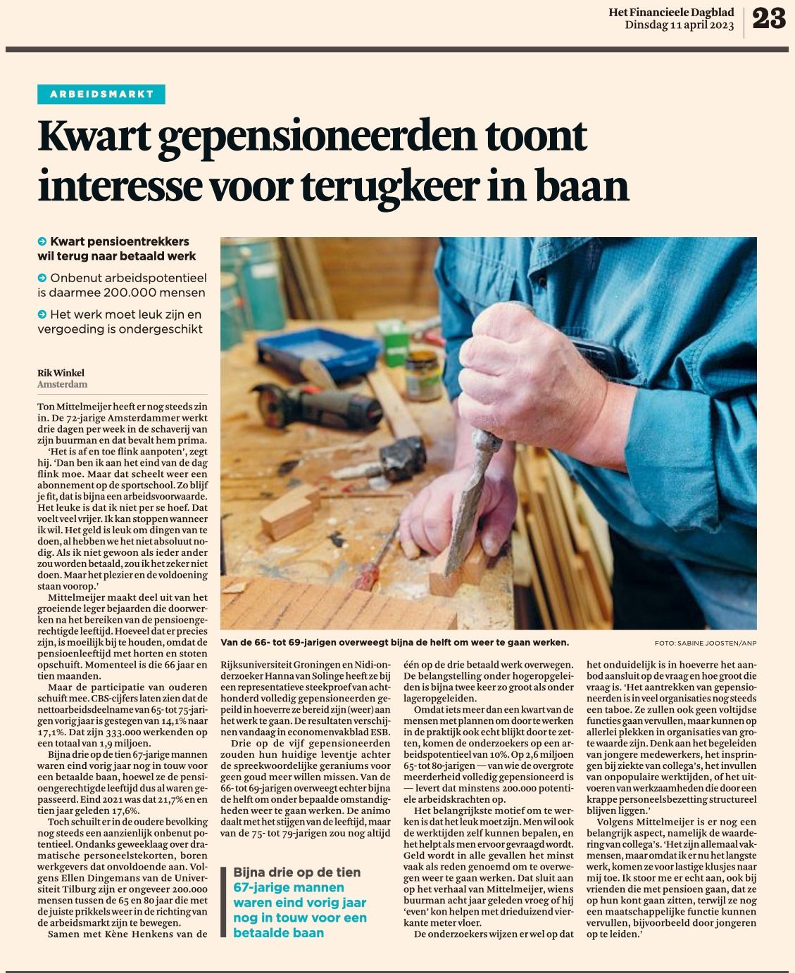 Een man snijdt een stuk hout in een krantenartikel.