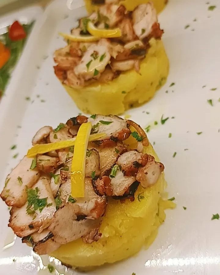 Un primo piano di un piatto di cibo su un tavolo