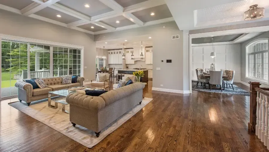 A living room filled with furniture and a dining room in a house.