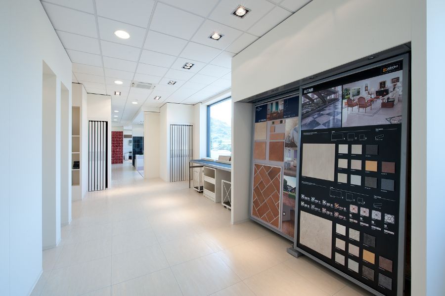 esposizione piastrelle e materiali edili