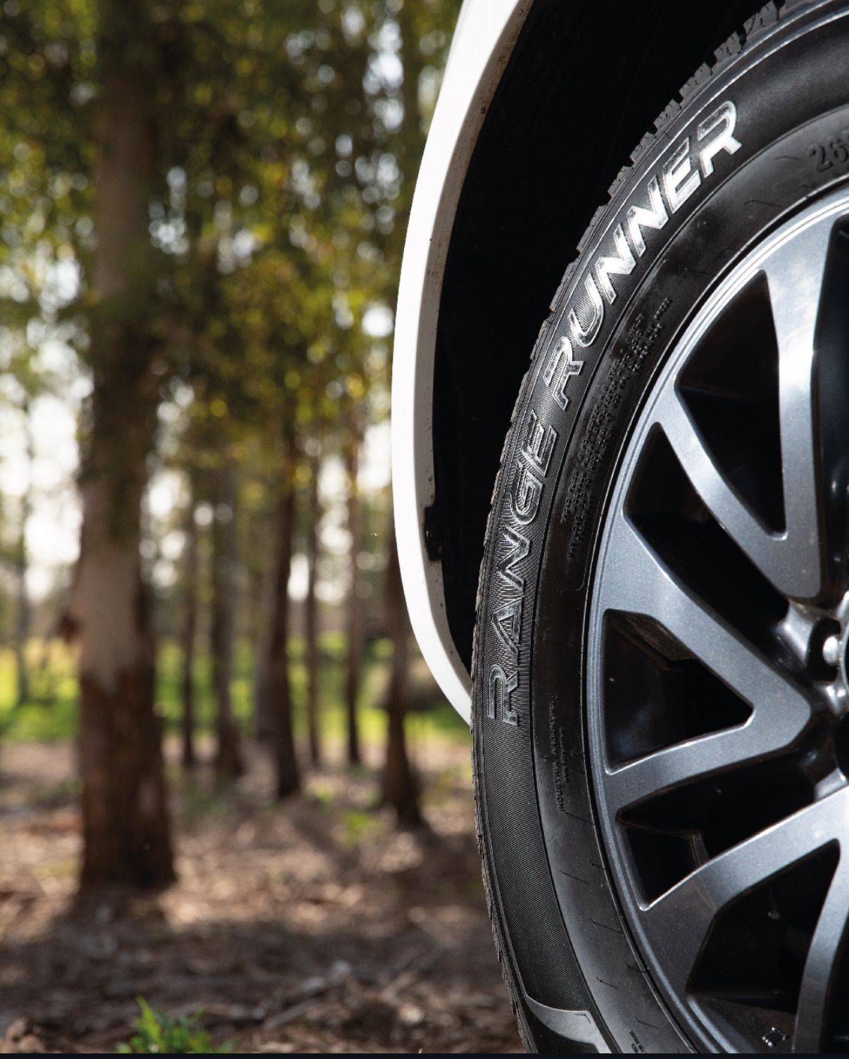 Un primer plano de una rueda de automóvil con el logotipo de Volvo.
