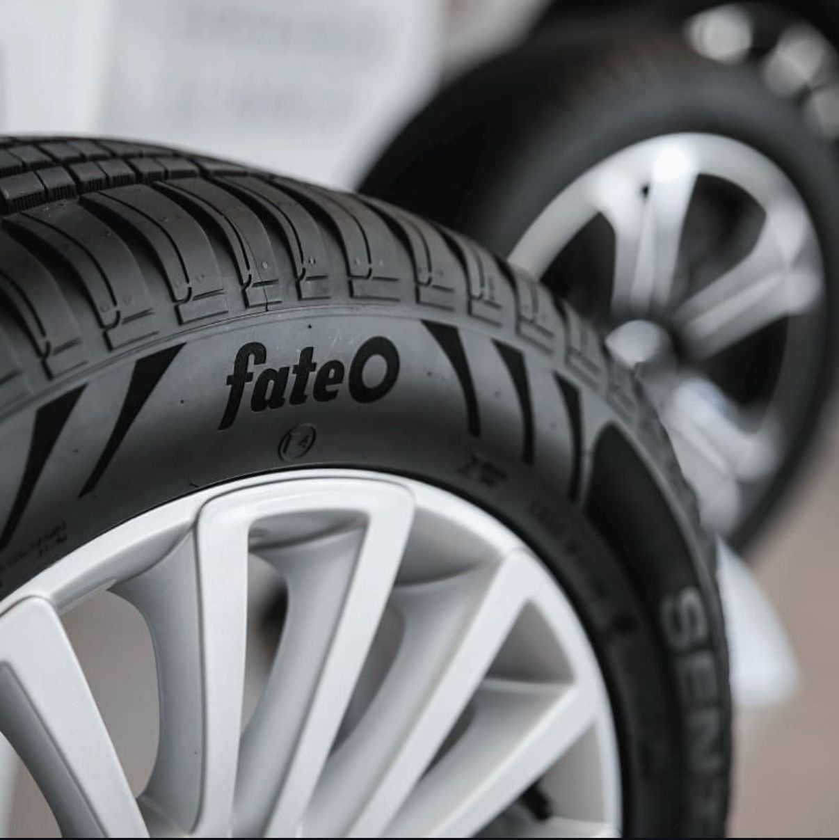 Un primer plano de la rueda y el neumático de un automóvil.