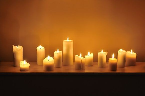 candele accese in una camera ardente