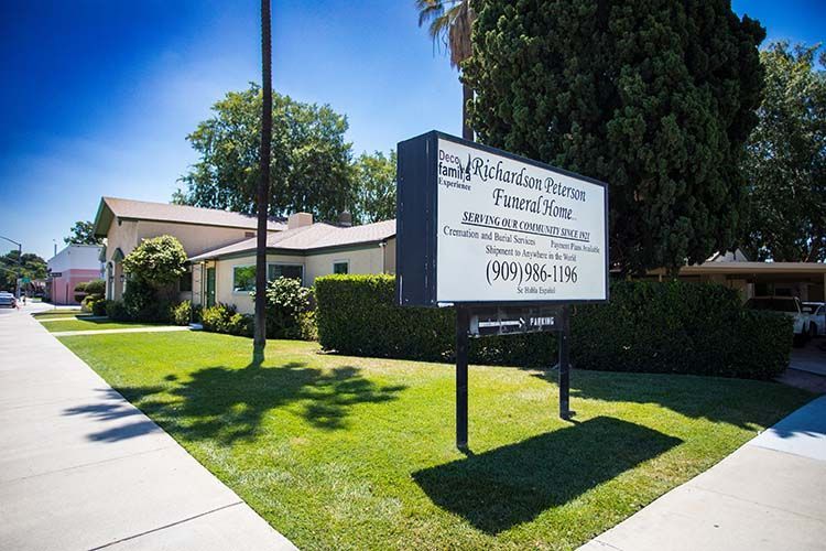 A sign in front of a house that says funeral home
