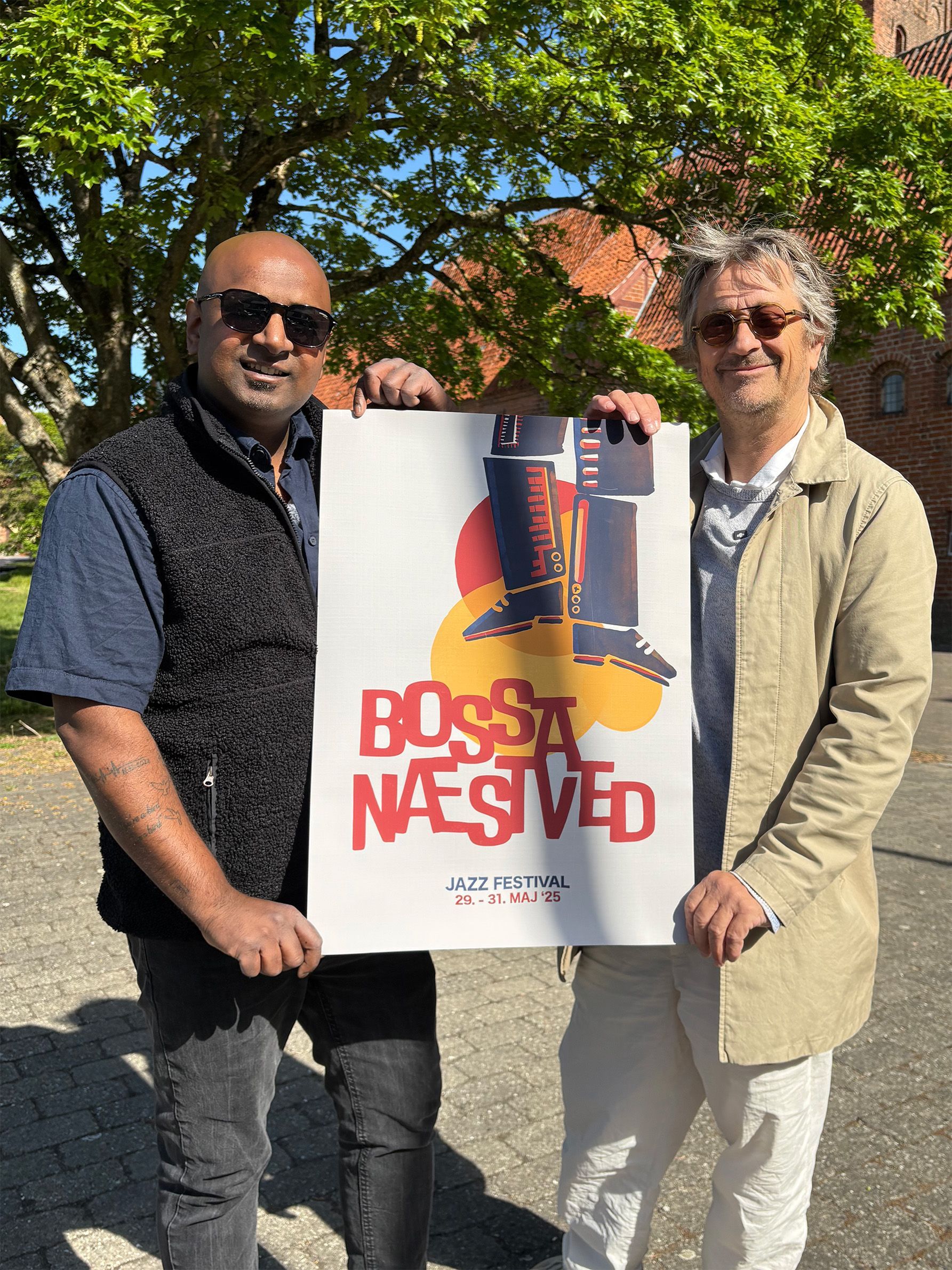 Et logo for bossa nasived er vist på en beige baggrund