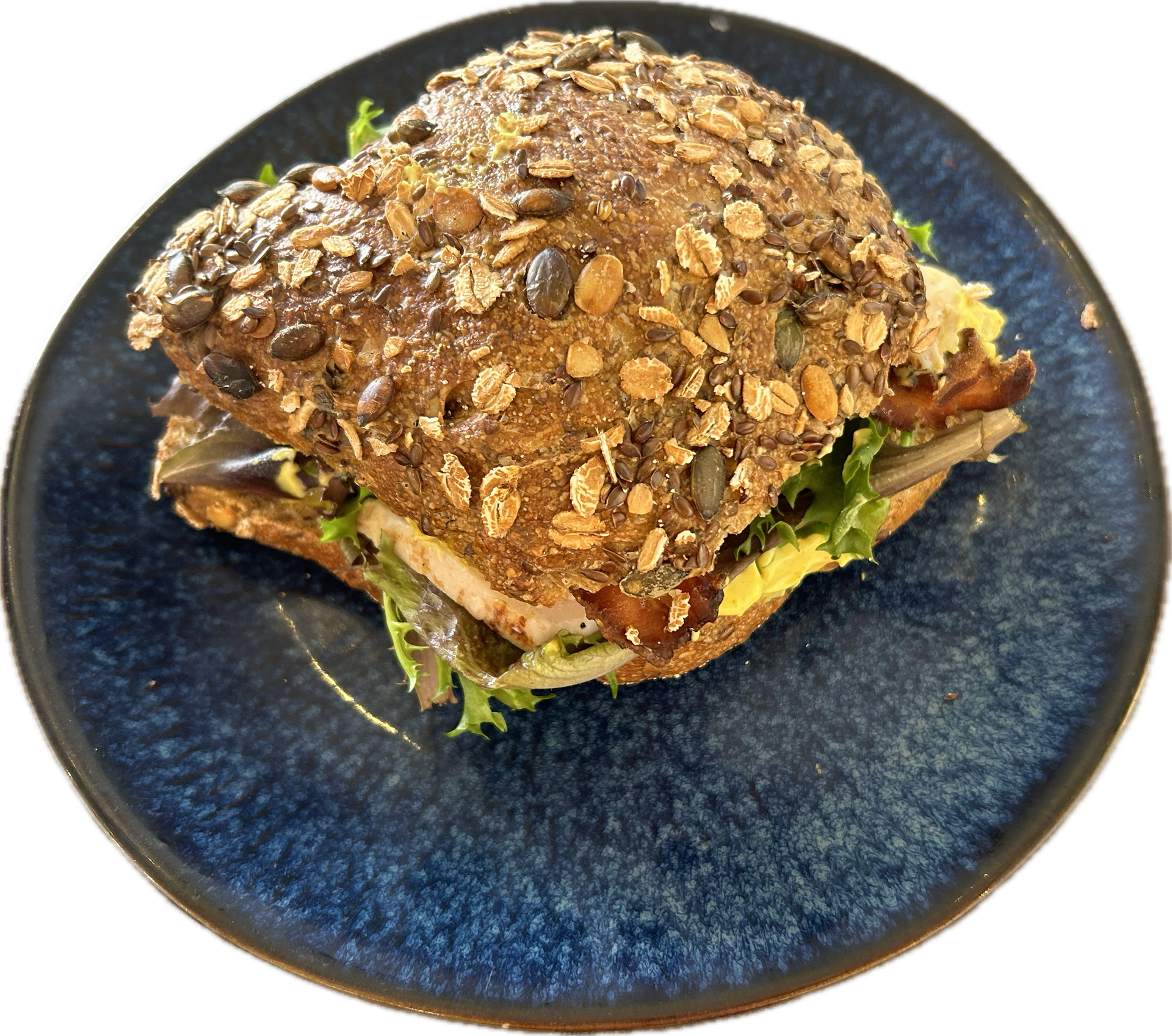 En sandwich på en blå tallerken med en hvid baggrund