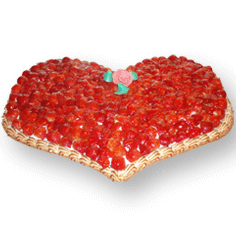 En hjerteformet jordbærkage med en rose på toppen