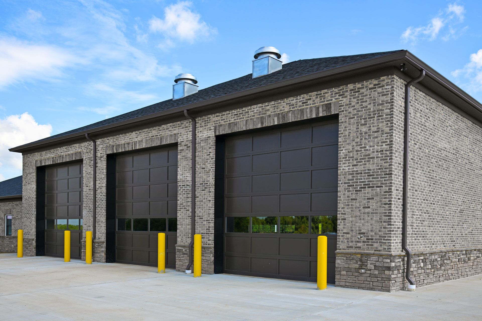 A large brick building with a lot of garage doors
