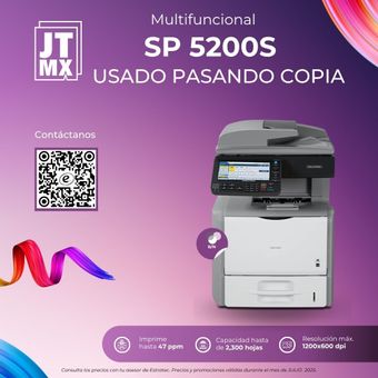 Una impresora multifuncional está sobre un fondo morado.