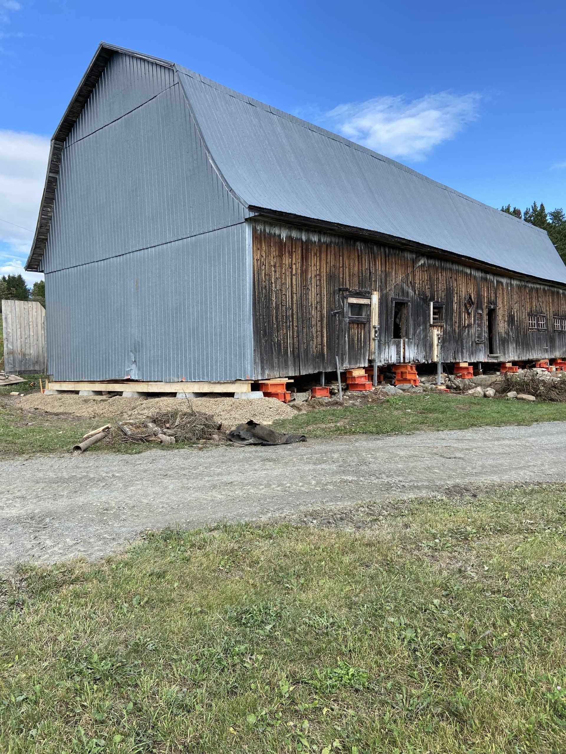 Une vieille grange est en train d'être déplacée vers un nouvel emplacement.