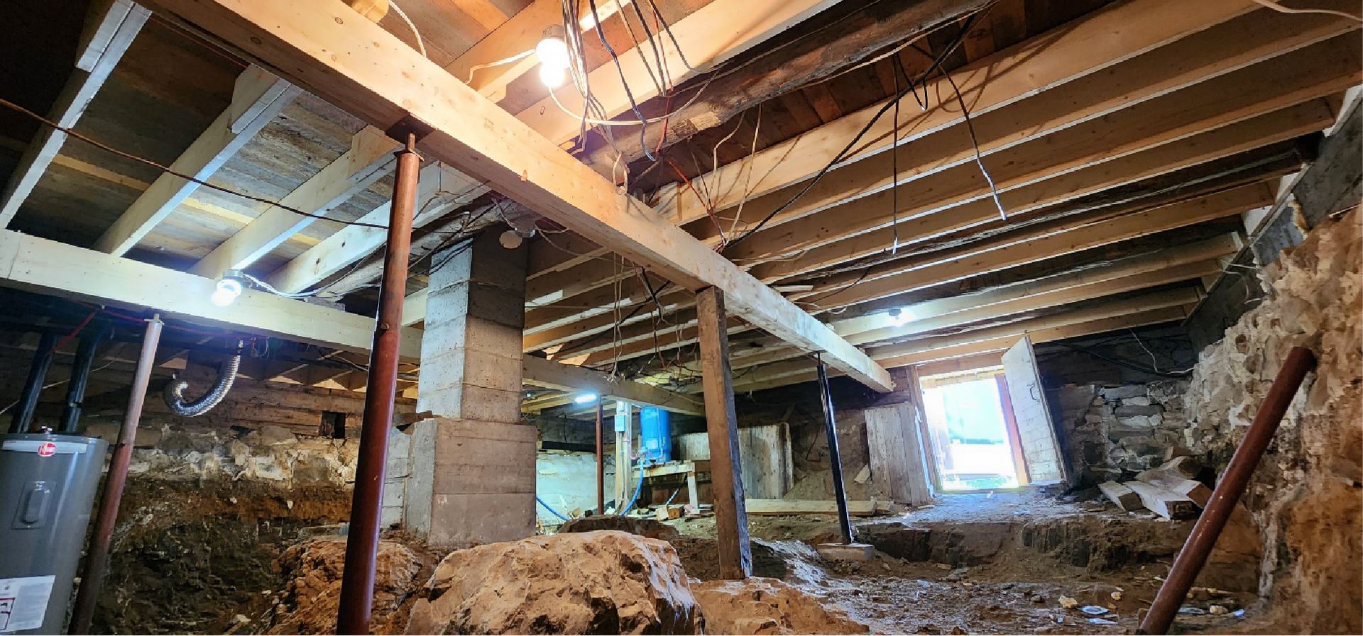 Un sous-sol en construction avec beaucoup de poutres en bois.