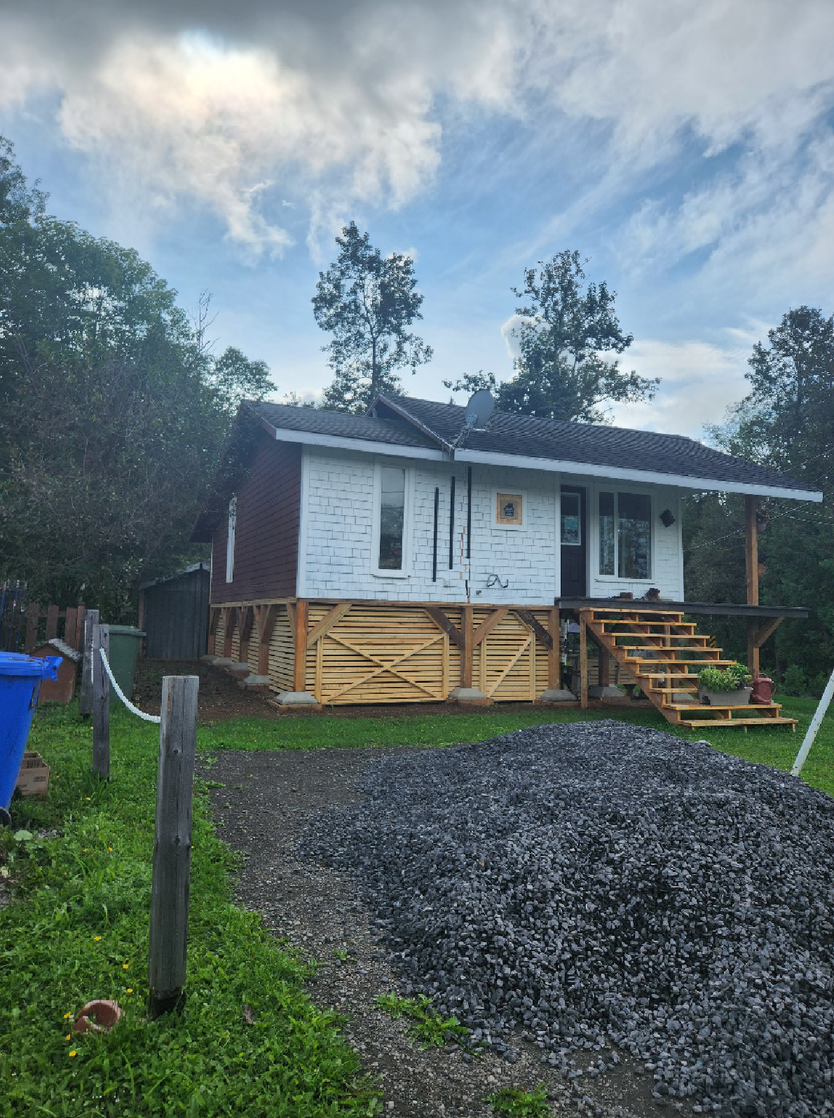 Une petite maison est en construction au milieu d'un champ.