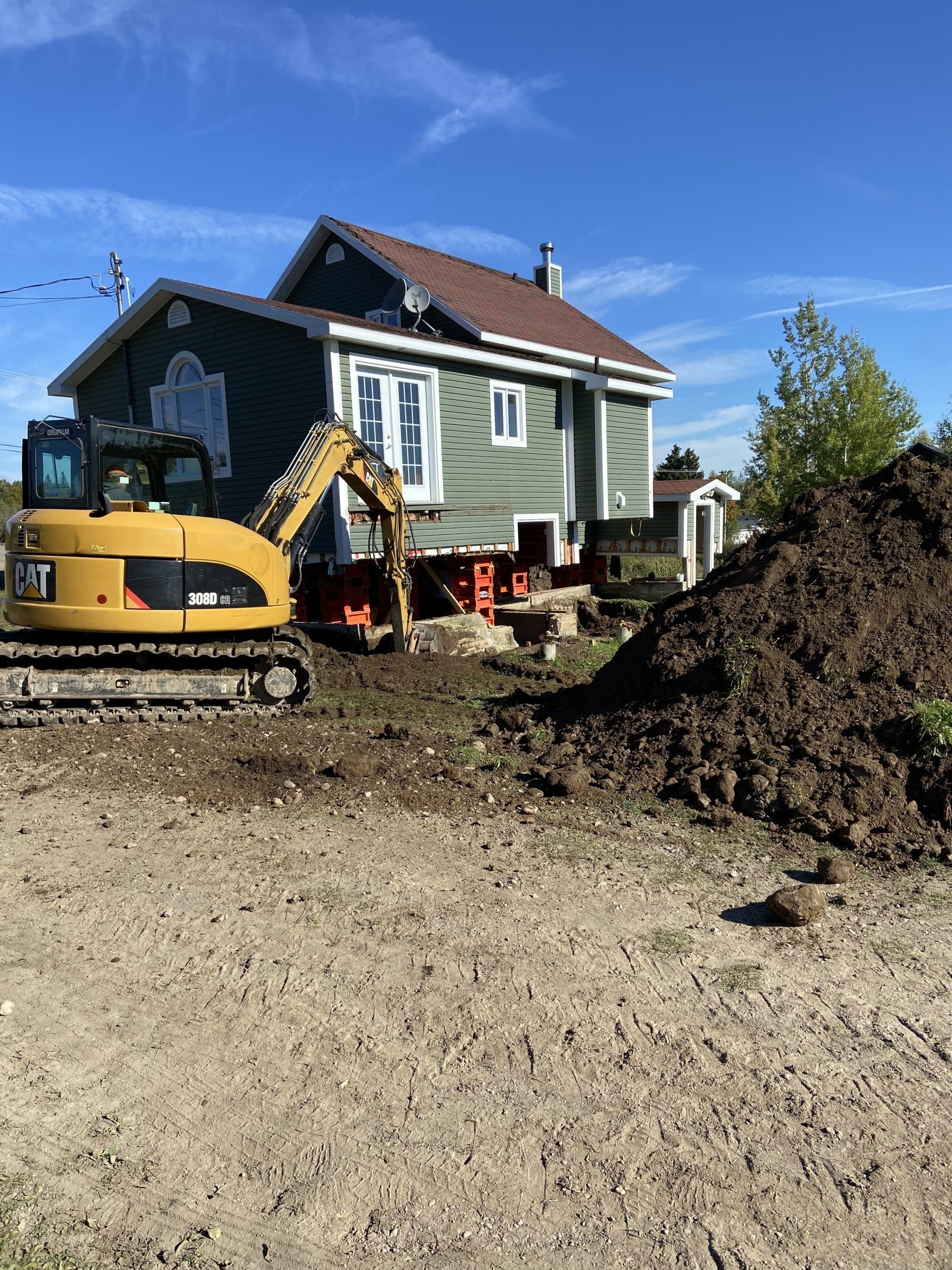 Un gros tas de terre se trouve devant une maison en cours de déménagement