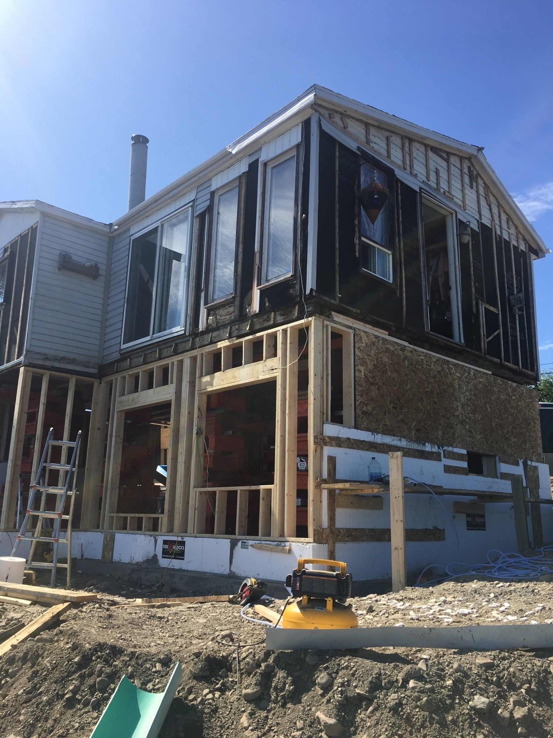 Une maison est en construction avec beaucoup de fenêtres.
