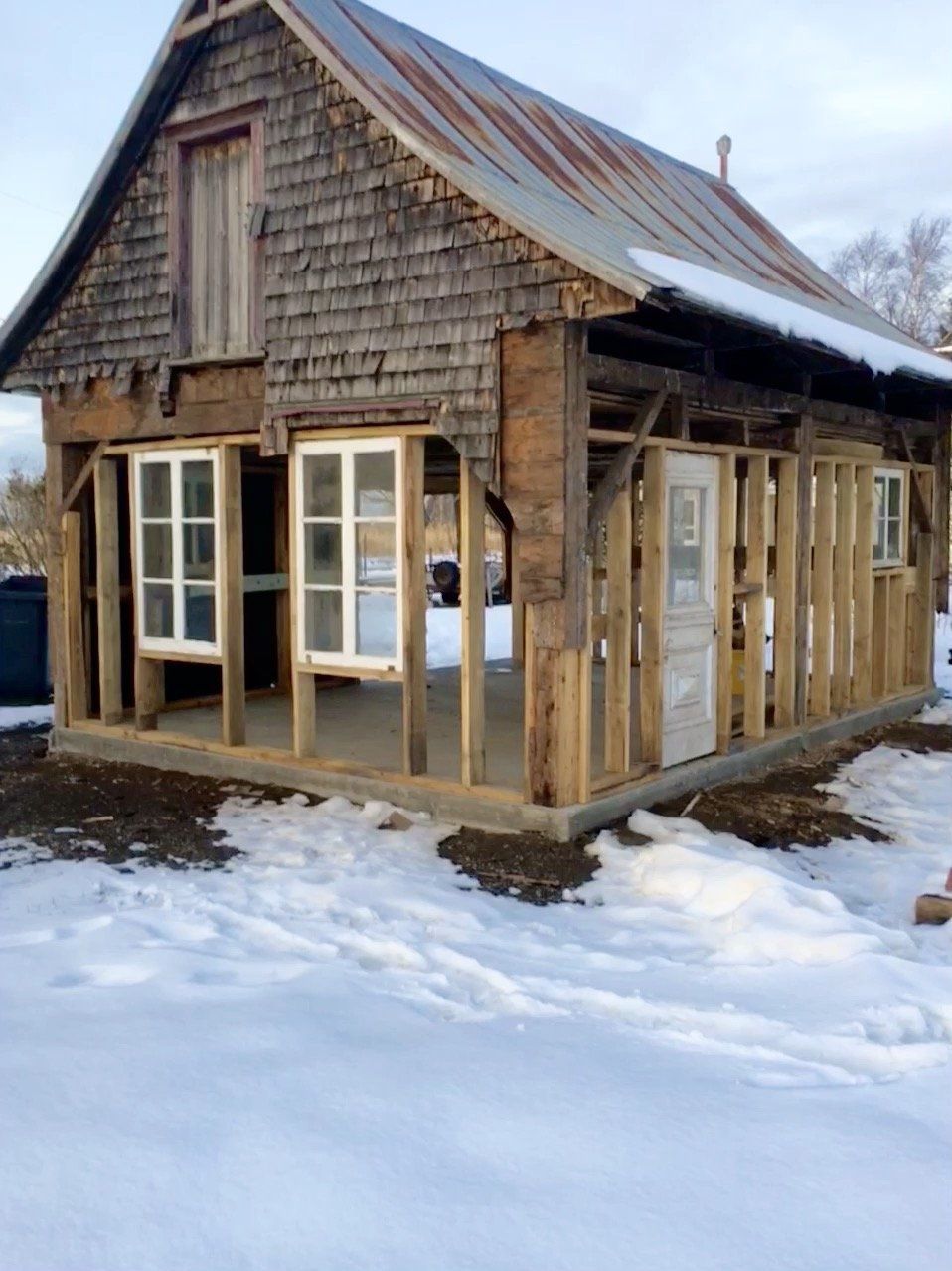 Une maison en construction dans la neige