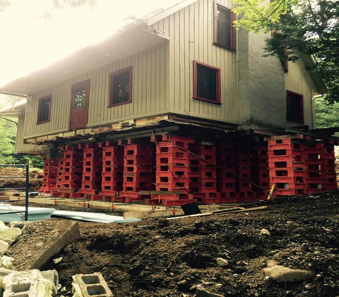 Une maison est déplacée vers un nouvel emplacement.