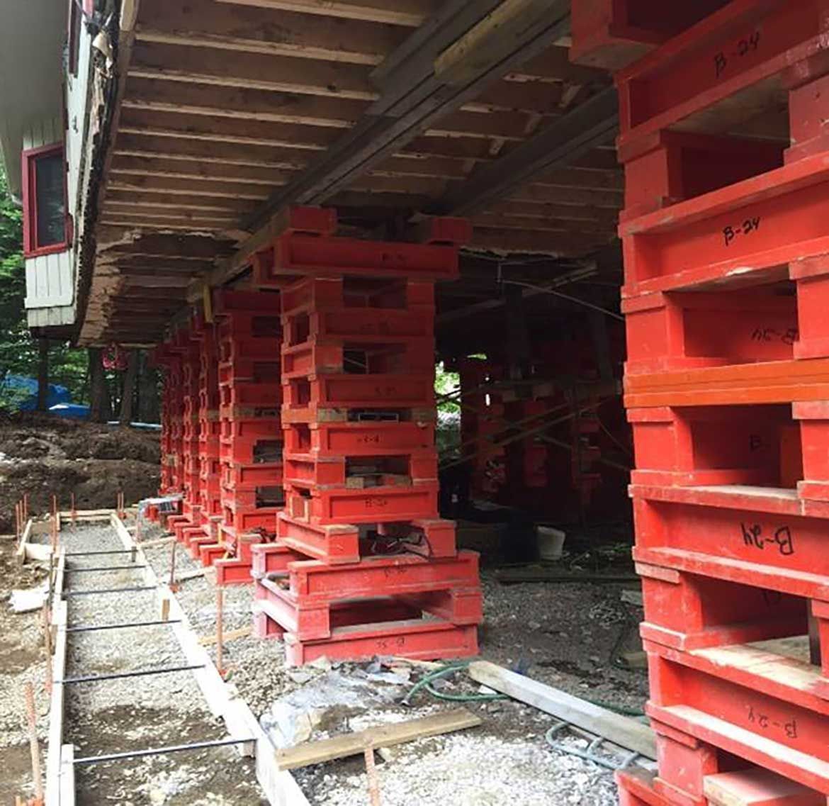 Une rangée de palettes rouges sont empilées les unes sur les autres