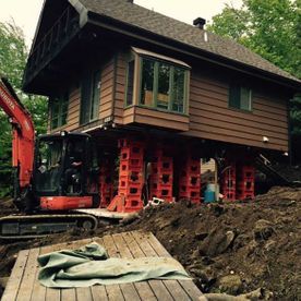 Une maison est déplacée vers un nouvel emplacement sur pilotis.