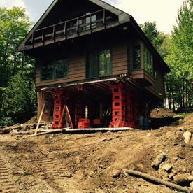 Une maison est déplacée vers un nouvel emplacement.