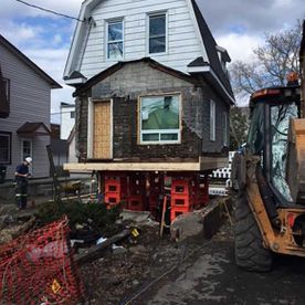 Une maison est déplacée par un tracteur.