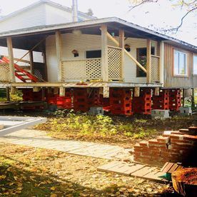 Une maison est déplacée vers un nouvel emplacement.