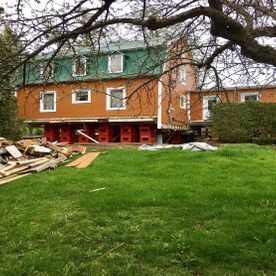 Une grande maison orange est en train d'être déplacée vers un nouvel emplacement.