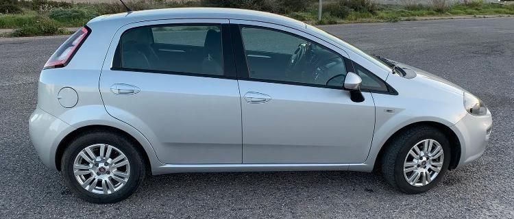 Un'auto argentata è parcheggiata in un parcheggio.