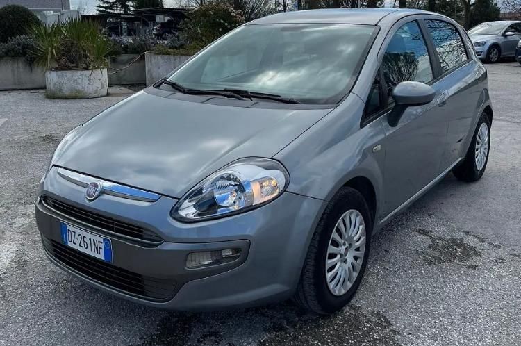 Un'auto grigia è parcheggiata in un parcheggio.