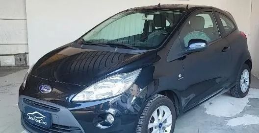 Una Ford nera è parcheggiata in un garage.