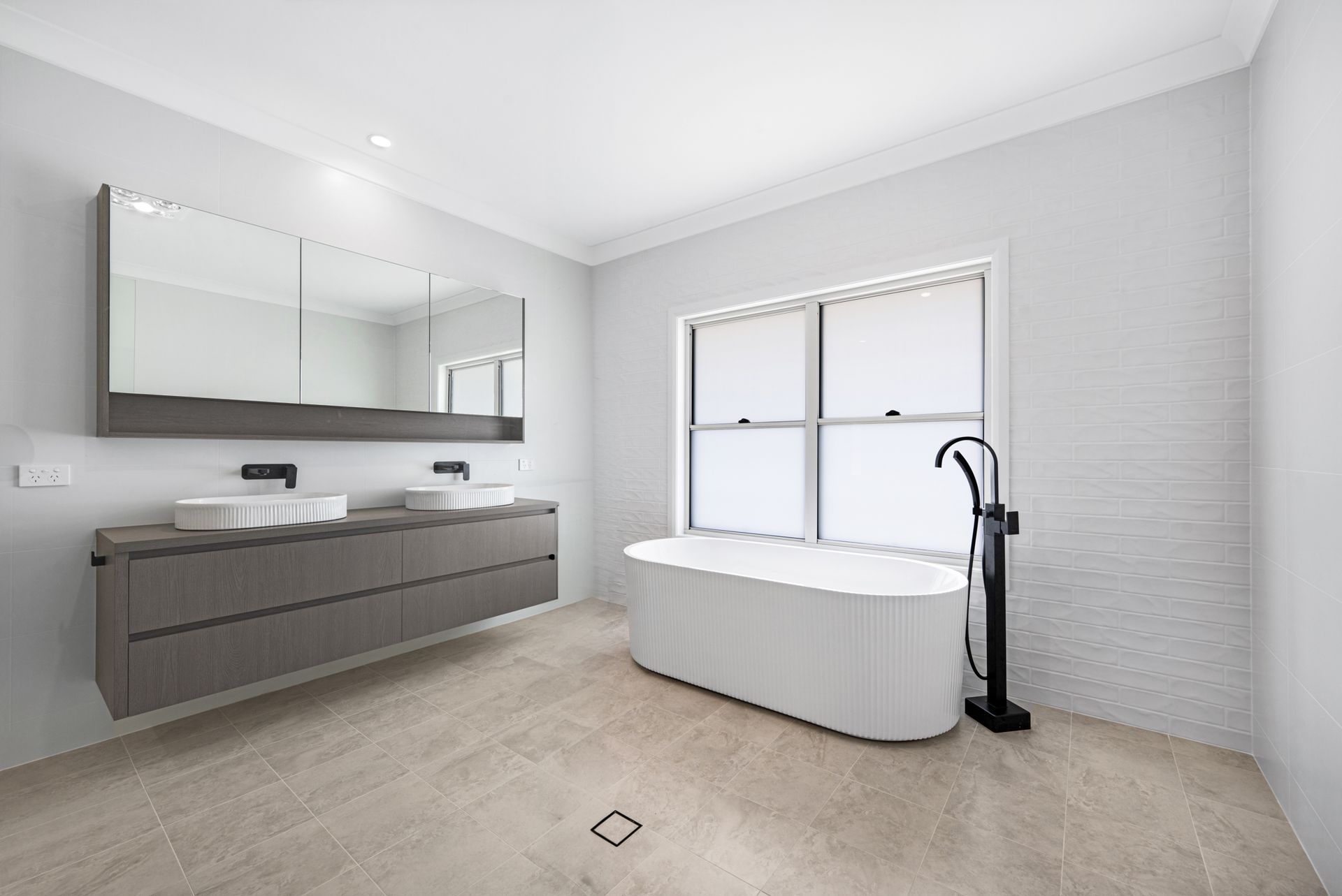 A bathroom with two sinks and a bathtub.