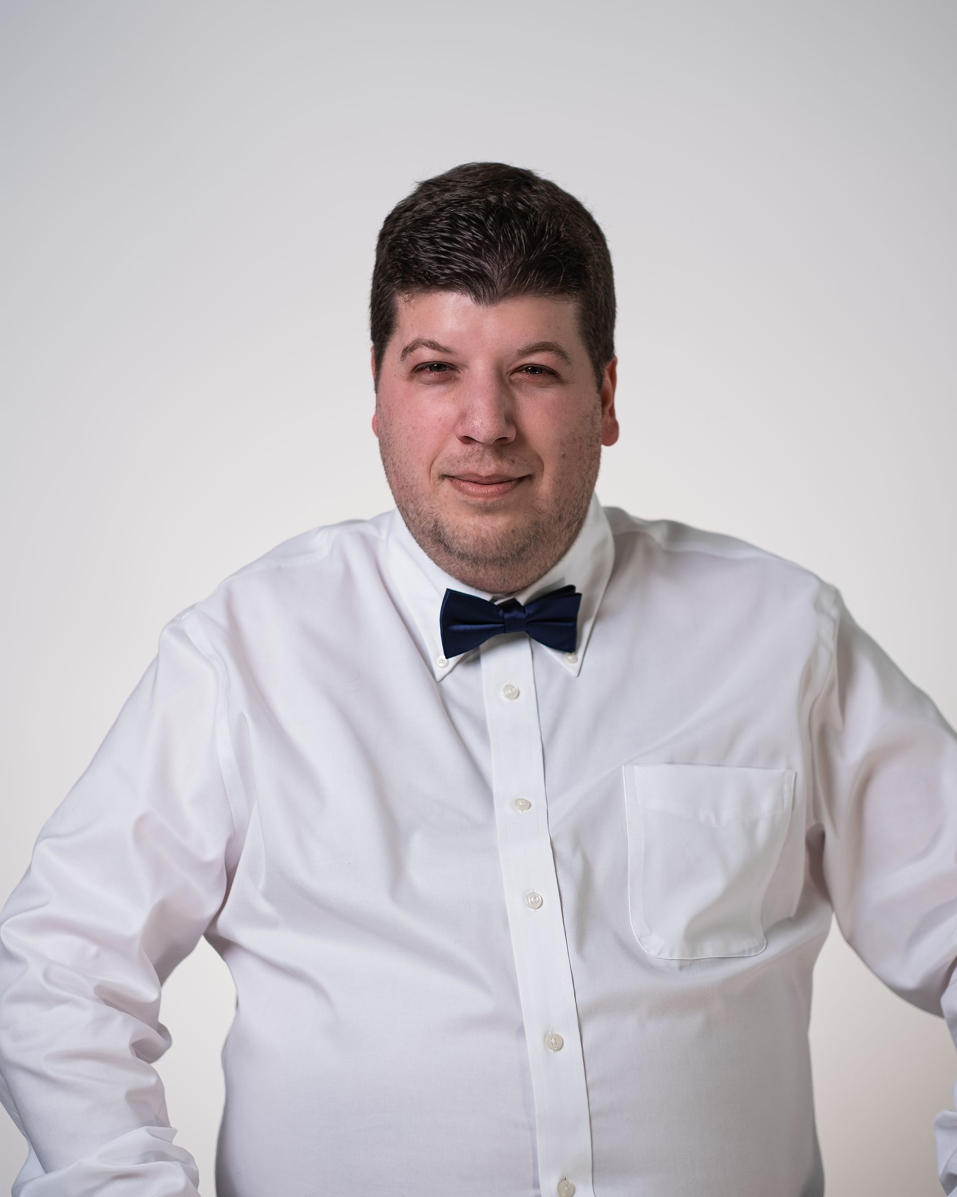 Un homme portant un nœud papillon et une chemise blanche