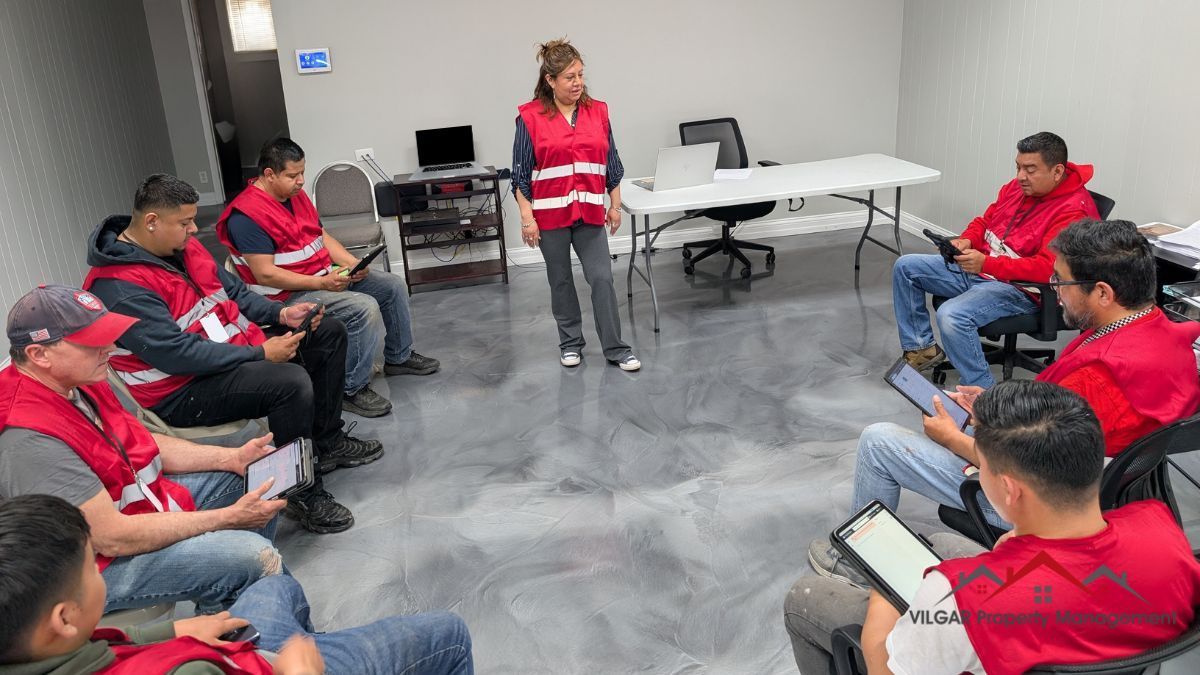 Maintenance team at Vilgar PM receiving morning instructions during a structured team briefing.