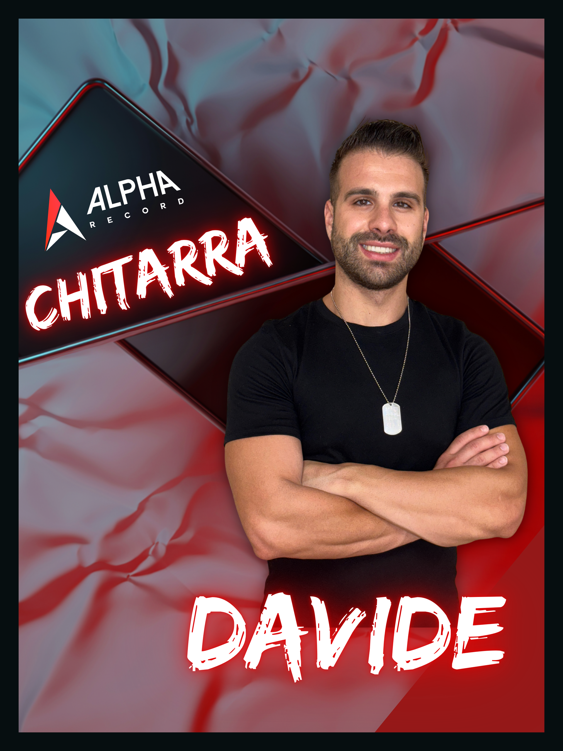 Uomo sorridente, braccia incrociate, con indosso una maglietta nera e una piastrina identificativa. Le scritte recitano 