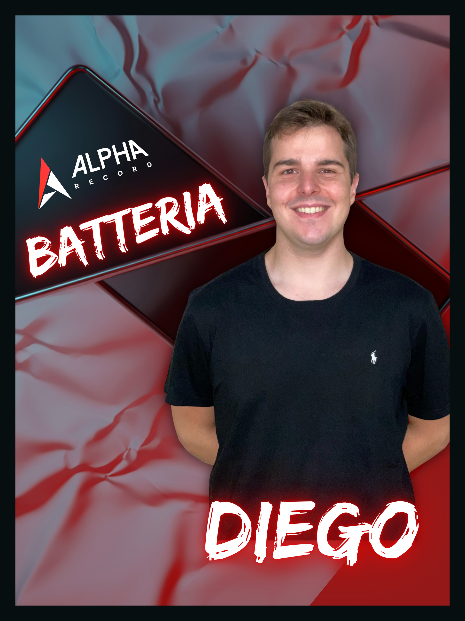 Un uomo sorridente, con indosso una maglietta nera, davanti a uno sfondo con il logo 