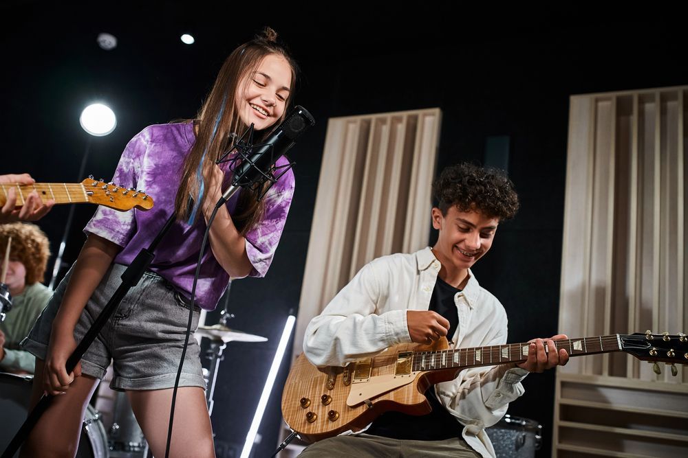 Un gruppo di adolescenti registra musica in uno studio; una ragazza canta, un ragazzo suona la chitarra, gli altri suonano la batteria e la chitarra.