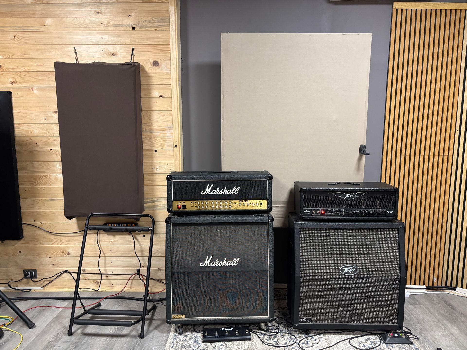 Due amplificatori per chitarra con testate e cabinet in uno studio musicale. Sono presenti pannelli in legno e trattamento acustico.