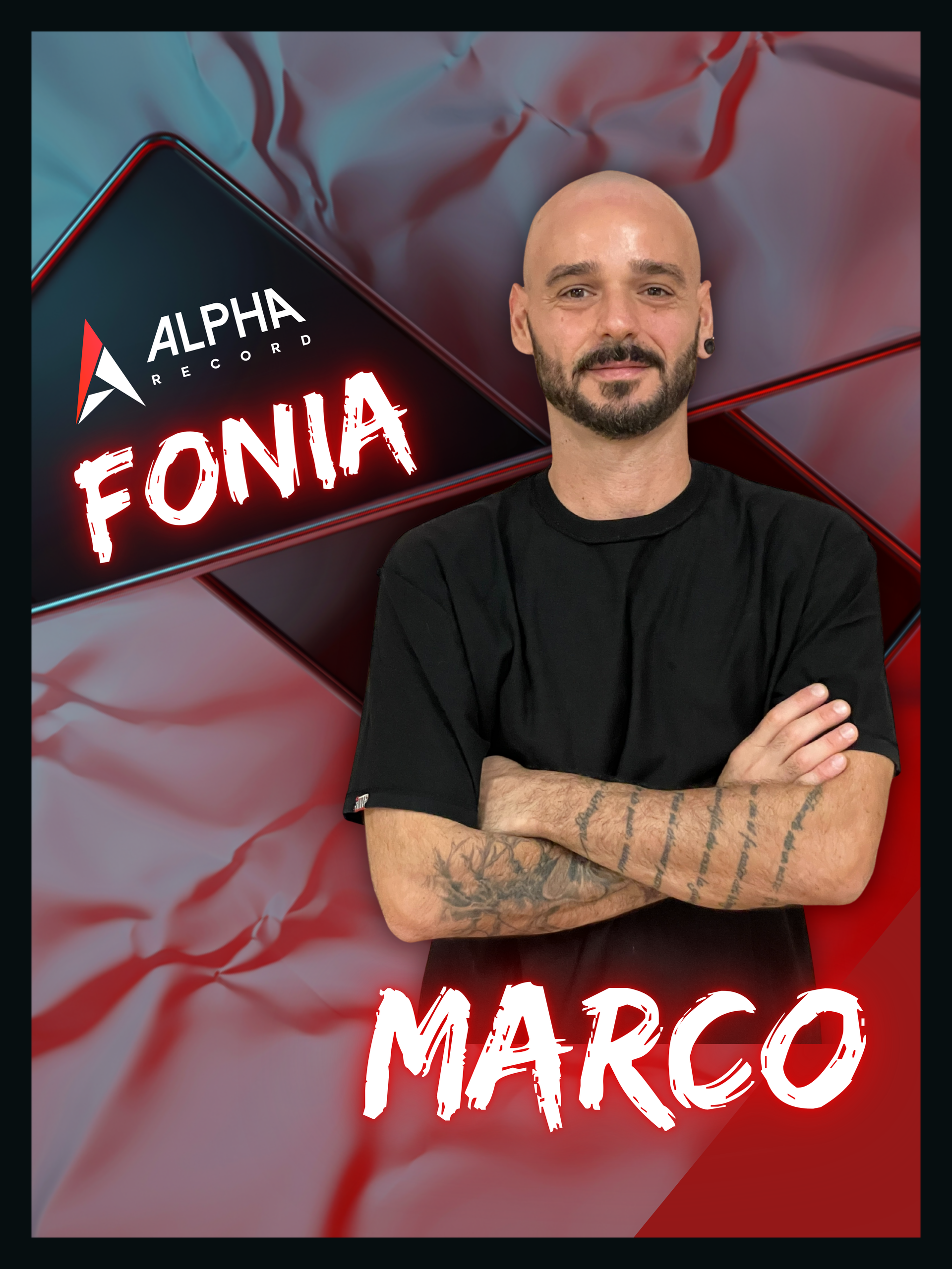 Marco Fonia con braccia incrociate, tatuaggi e barba davanti a uno sfondo rosso e blu con il logo 