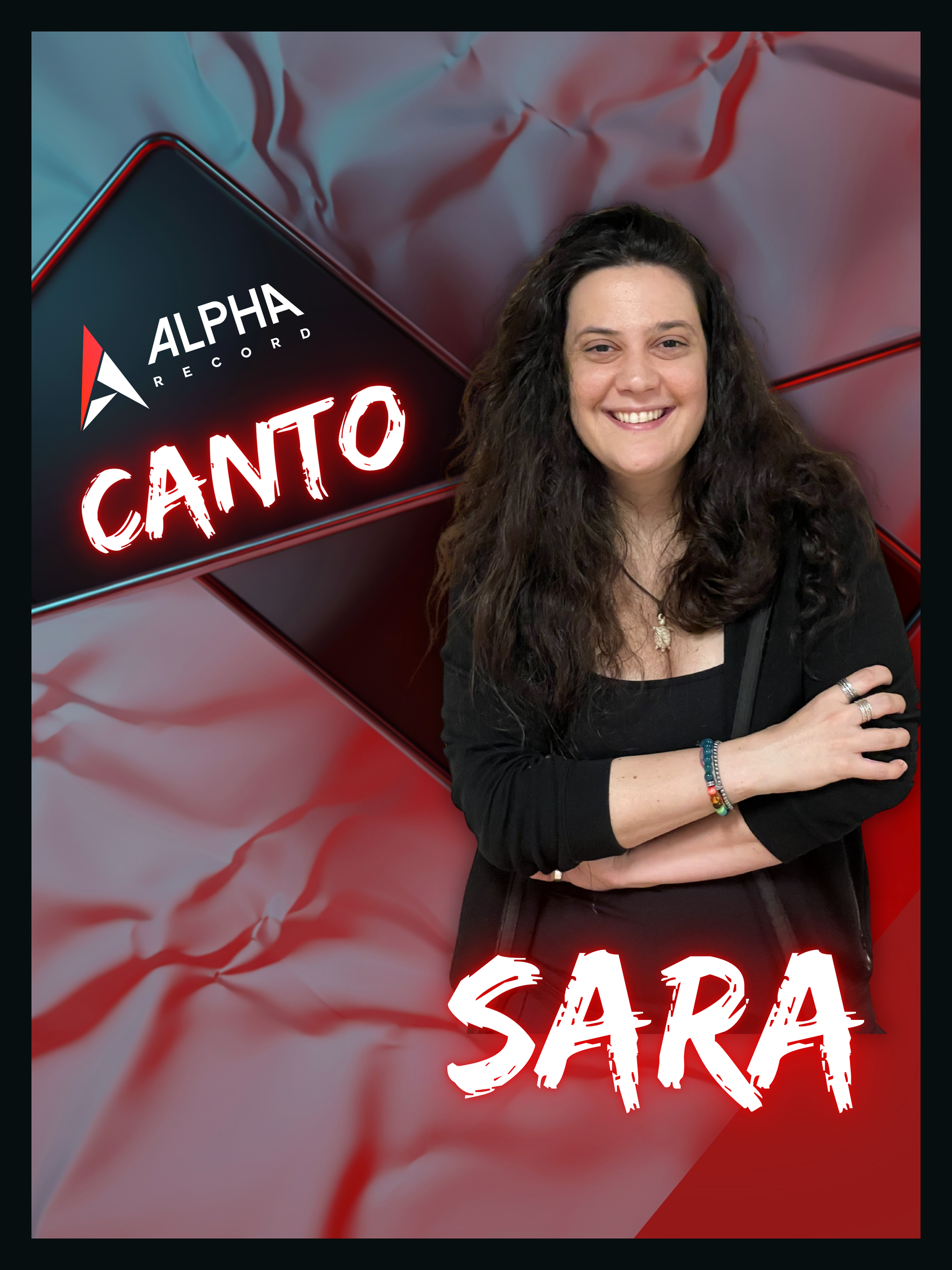 Una donna con i capelli scuri sorride e scrive 