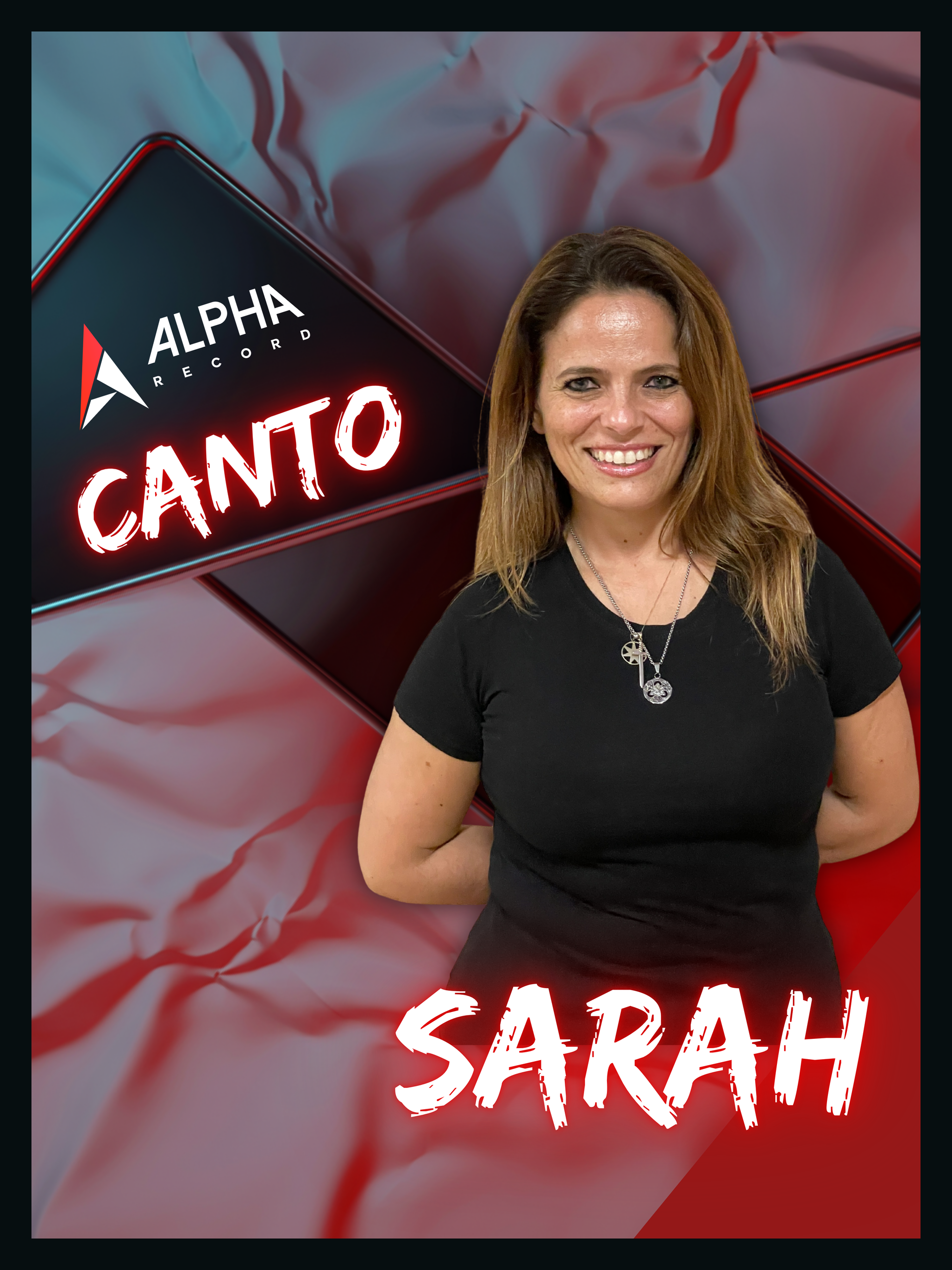 Sarah Canto è in piedi davanti a uno sfondo sfocato, con una maglietta nera e la scritta 