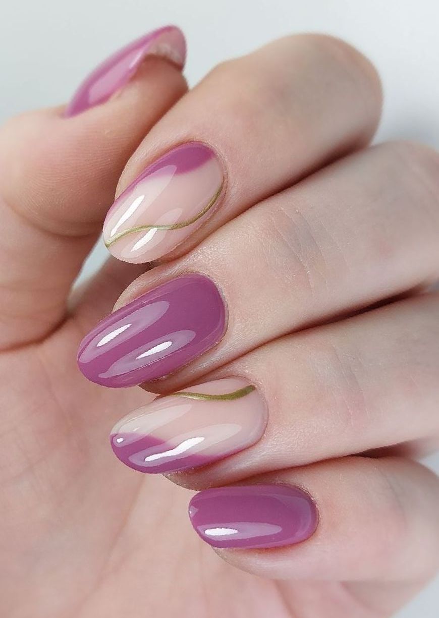 Versteviging natuurlijke nagels met nude softgel (BIAB) in roze/paars tint met gouden nailart – Sint Annaparochie