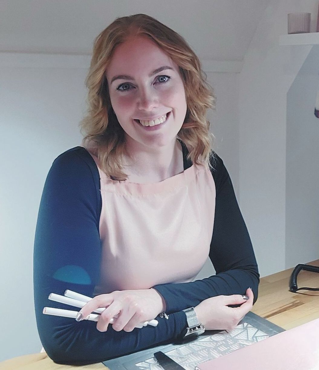 Rianne van Nailservice Rianne lacht naar camera – nagelstudio voor jongvolwassen vrouwen