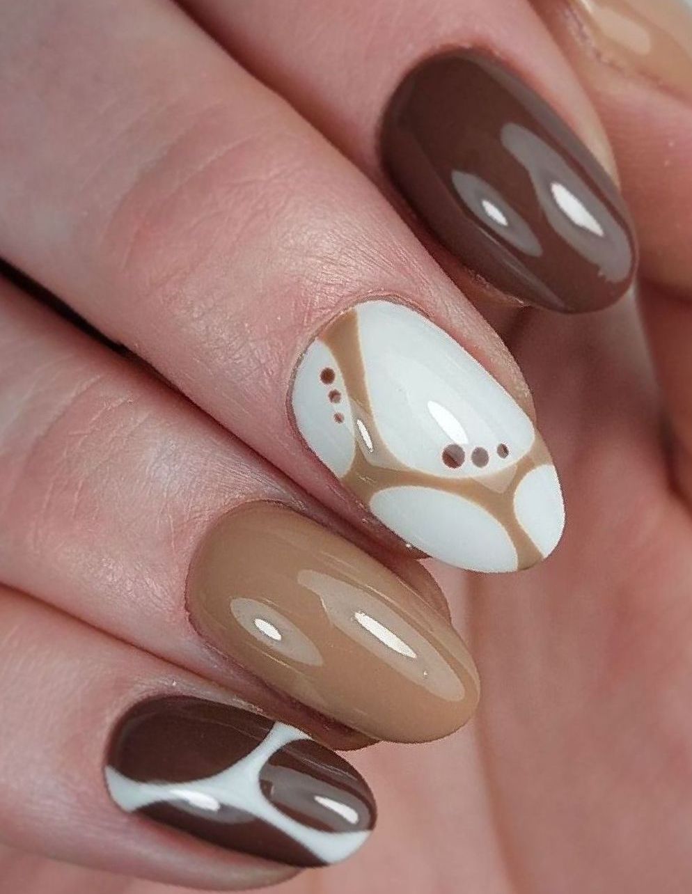 Een close-up van nagels met een trendy bruin en wit ontwerp in nagelstudio Nailservice Rianne in Sint Annaparochie