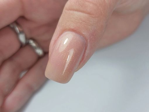 Nagelverlenging en correctie gecombineerd met nude gellak – stijlvolle combinatie voor klanten uit Sint Annaparochie