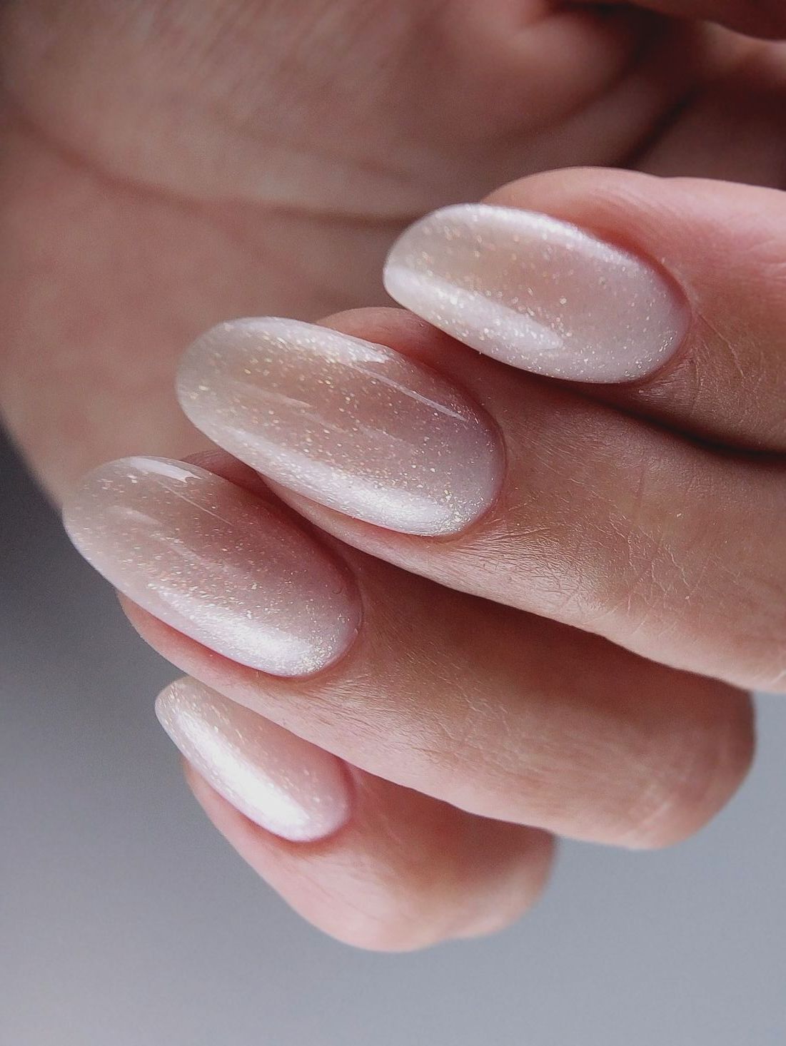 Nagelverlenging met almond shape in zachte nude tint met subtiele glitter – kunstnagels Sint Annaparochie